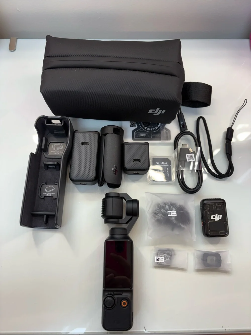 DJI Osmo Pocket 3 Black and White Creator Combo
